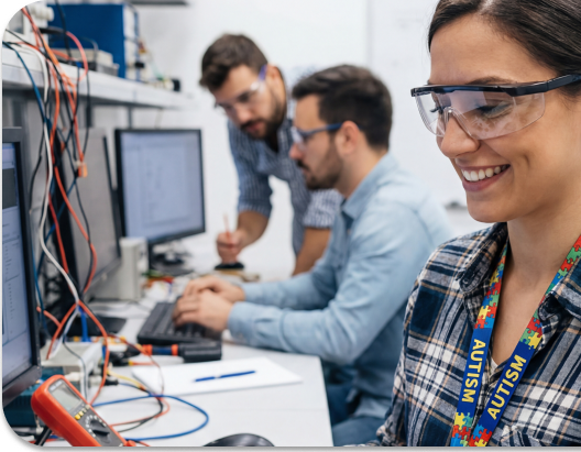 Equipe em laboratório de eletrônica