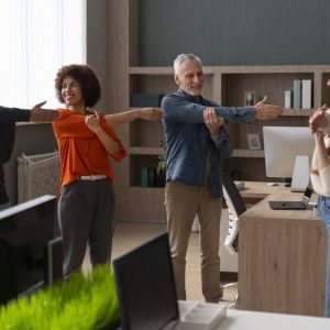 Exercícios de ginástica laboral para Maio Amarelo: movimento e atenção no trânsito