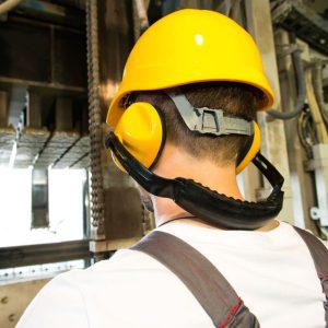 Ruído no trabalho: limites de exposição, danos à saúde e como prevenir conforme a NR-15