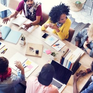 Diversidade e inclusão nas empresas: o que é, por que importa e como construir um programa estruturado